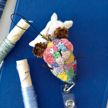 カラフルクマさんモザイクダーニング刺繍キーホルダー(リール式)